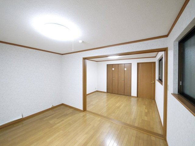 神殿マンション3号棟の洋室|落ち着いた色調の洋室です