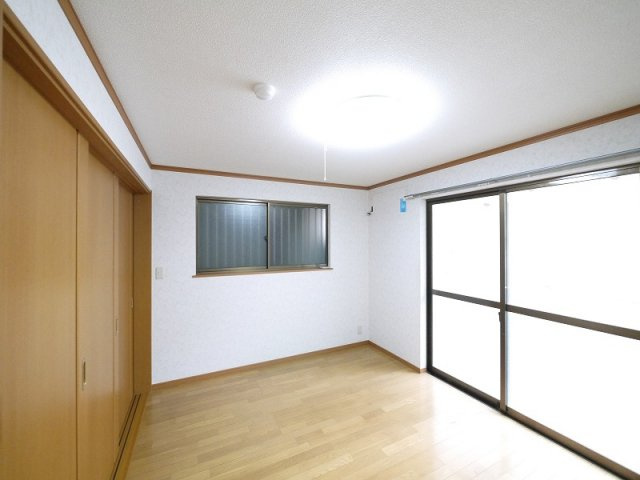 神殿マンション3号棟の寝室|使い勝手のいい寝室です