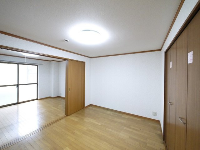神殿マンション3号棟の洋室|ゆったりした洋室です