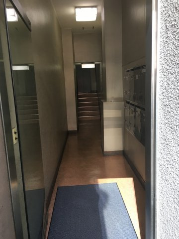 富士ビルのエントランス