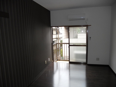 【洋室】 | コーポ小濱 | 居室の壁一麺をアクセントクロスで仕上げました