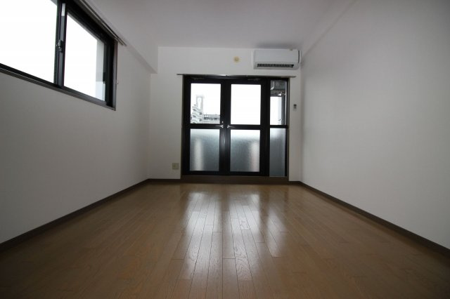 パインストン今泉の洋室