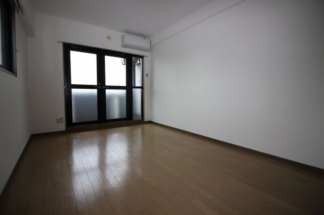 パインストン今泉の洋室