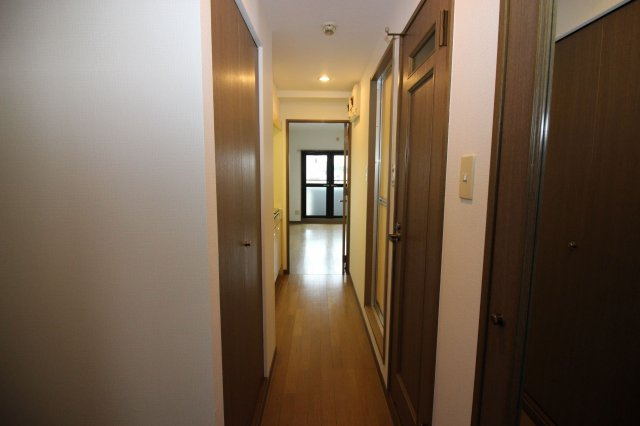 パインストン今泉の玄関