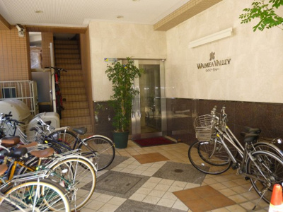 【その他共用部分】 | ワイメア・ヴァレー | 建物のエントランスと自転車置き場です