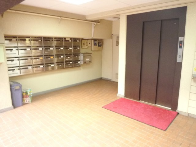 ブラウンハイツ本郷のエントランス