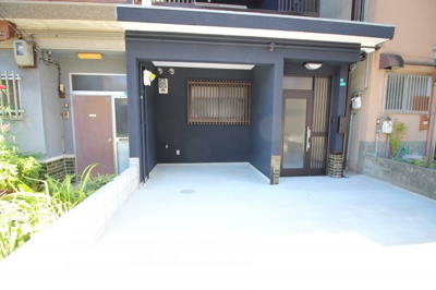 【駐車場】 | レトロハウス西脇 | 広々とした駐車場自転車も停めれます