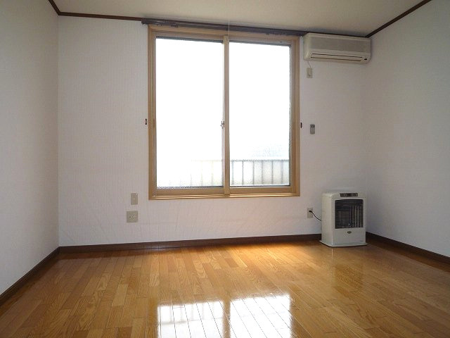 【洋室】 | ラフォーレ若葉 | 洋室8帖、FFストーブ配管済み、夏は涼しいエアコン