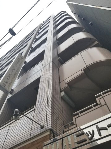 ニットービルの外観