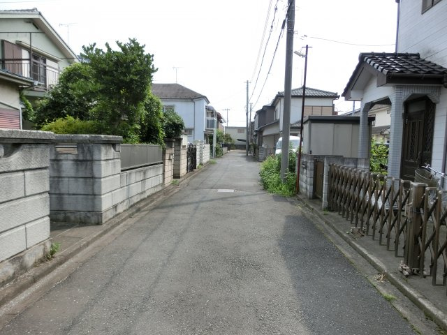 鴻巣市人形１丁目の売地の前面道路含む現地写真|接道する南東側公道（幅員約４ｍ）の写真です。左側が物件です。