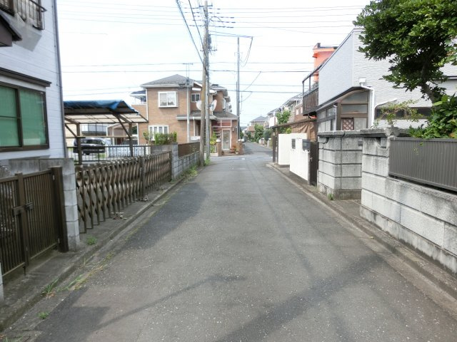鴻巣市人形１丁目の売地の前面道路含む現地写真|接道する南東側公道（幅員約４ｍ）の写真です。右側が物件です。