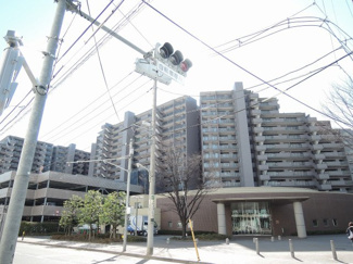 【外観】 | 10階・二面採光につき採光・通風良好。戸建て感覚の玄関ポーチ付です♪