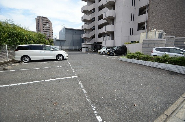 ハーベスト守恒の駐車場