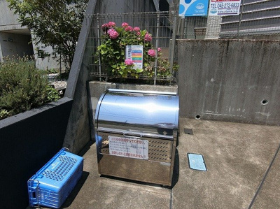 【エントランス】 | メルベーユⅡ | 敷地内ごみ置き場でごみ出しもらくらく～♪忙しい社会人さんや主婦さんにもうってつけ！