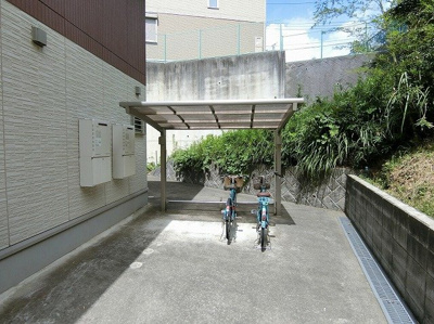 【その他共用部分】 | メルベーユⅡ | 屋根付きの駐輪場があるので雨が降っても安心☆荷物が重いときに自転車があれば助かります！