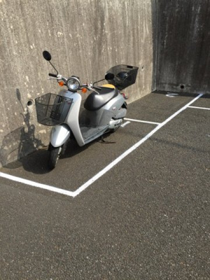 【その他共用部分】 | メルベーユⅡ | 敷地内にバイク置き場を完備しています！バイクがあれば通勤・通学、お買い物にも便利ですね♪