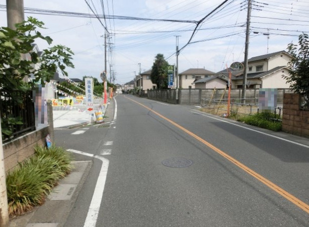 鴻巣市宮前の売地の前面道路含む現地写真|幅員約7.5mの県道の写真です。物件は右側です。