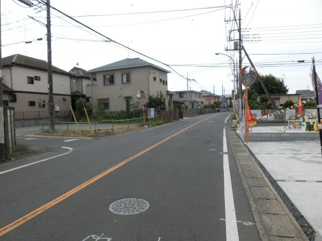 鴻巣市宮前の売地の前面道路含む現地写真|幅員約7.5mの県道の写真です。物件は左側です。
