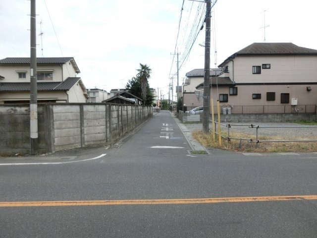 鴻巣市宮前の売地の前面道路含む現地写真|幅員約4mの市道を県道側から撮影した写真です。物件は右側です。