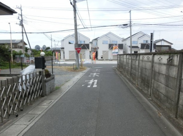 鴻巣市宮前の売地の前面道路含む現地写真|幅員約4mの市道の写真です。物件は左側です。
