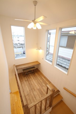 【外観】 | 永楽荘2丁目新築戸建て | 【現地写真】
陽だまりに浮かび上がる外観は、いつまでも色褪せる事のない普遍性を目指し、シンプルで飽きのこないデザインを採用致しました♪