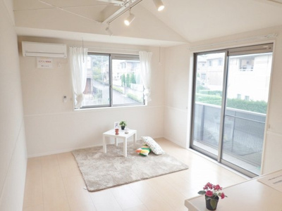 【居間・リビング】 | ルナピエナ【SHM】 | 人気の対面式キッチンと12.8帖LDK！