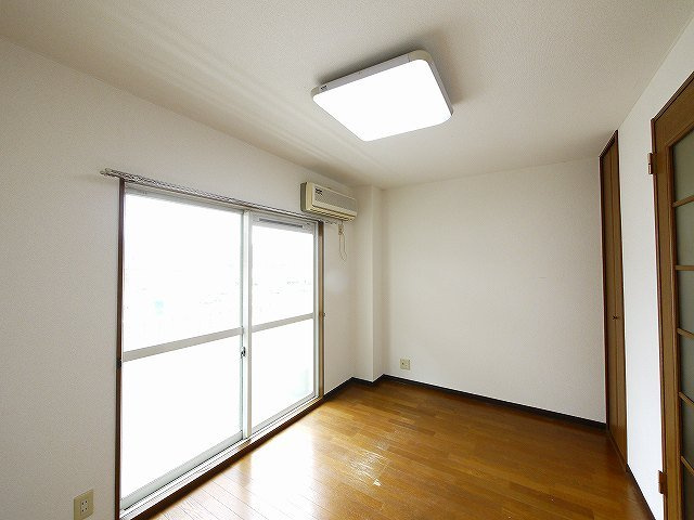 ラックハウスの居間・リビング|コンパクトで使いやすい洋室です