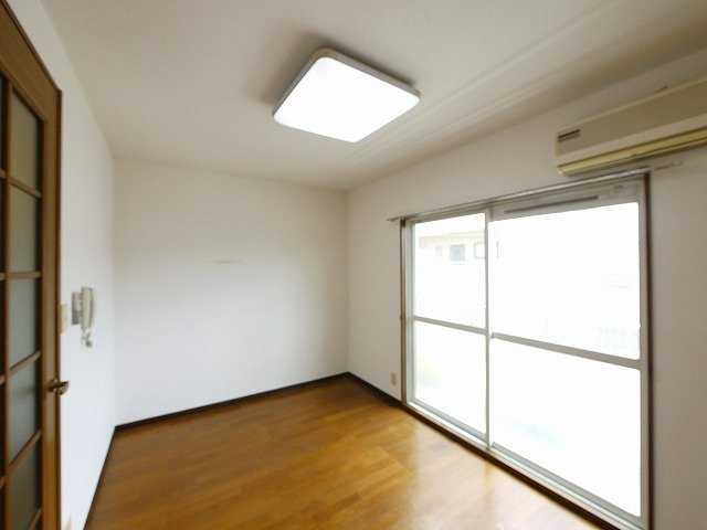 ラックハウスの居間・リビング|落ち着いた色調の洋室です