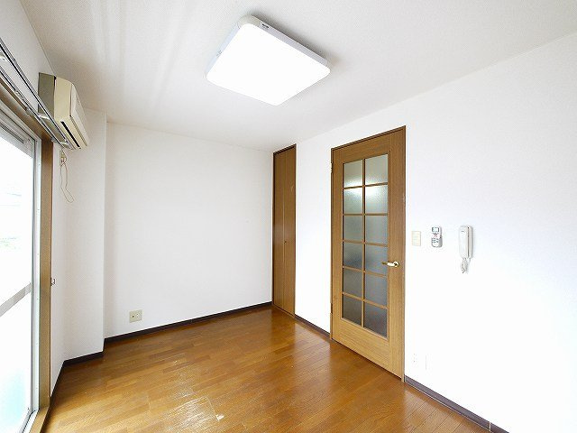 ラックハウスの寝室|広くて明るい寝室