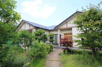 【外観】 | 大津市南小松717-8　平屋戸建て | 玄関アプローチから建物外観