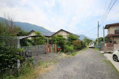 【前面道路含む現地写真】 | 大津市南小松717-8　平屋戸建て | 前面道路から敷地外観