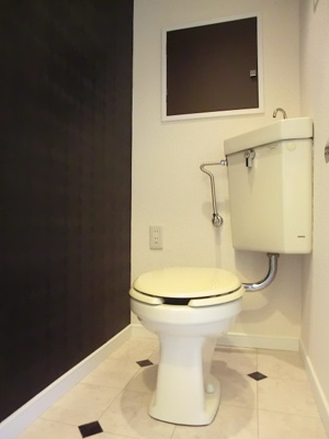 【トイレ】 | アルプハイツ梶ヶ谷 | 人気のバス・トイレ別♪トイレが独立していると使いやすいですよね☆小物を置ける収納棚付きです！