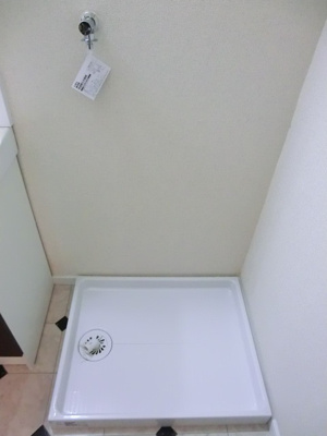 【洗面所】 | アルプハイツ梶ヶ谷 | 洗面所にある室内洗濯機置き場です♪防水パンが付いているので万が一の漏水にも安心！室内に置けるので洗濯機が傷みにくいですね☆