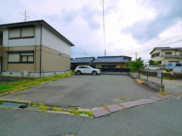 フローラ東坂の駐車場|駐車場があるので、車を買う予定の方も安心です