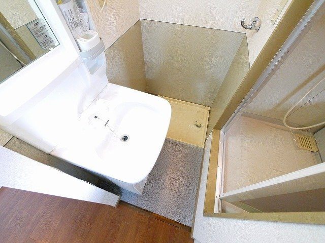 フローラ東坂の洗面所|広い洗面スペース
