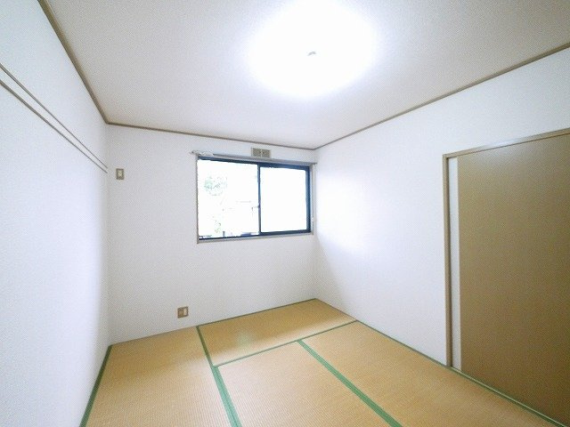 フローラ東坂の寝室|使い勝手のいい寝室です
