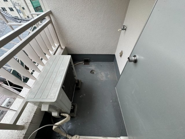 芳地ビルのバルコニー
