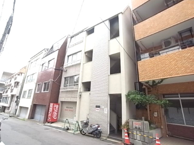 芳地ビルの外観
