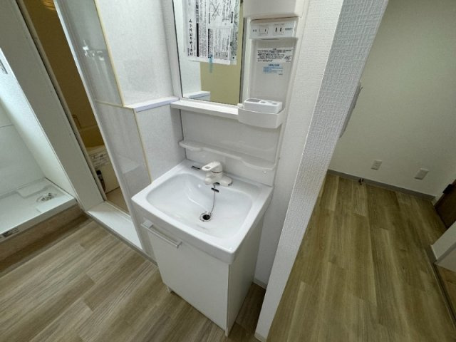 芳地ビルの洗面所