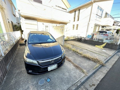 【駐車場】 | 三輪町テラスハウス | いつでも目の届く敷地内に駐車場があります♪お車をお持ちの方におすすめです！