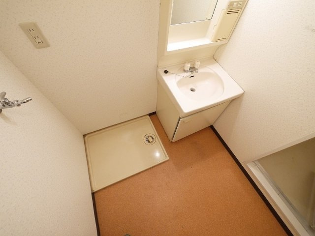 サンプラザ南京終の洗面所|明るい洗面所です