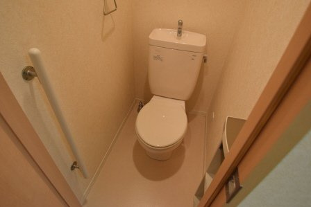 ルミエール二子のトイレ|手すり付きで安心ですね！