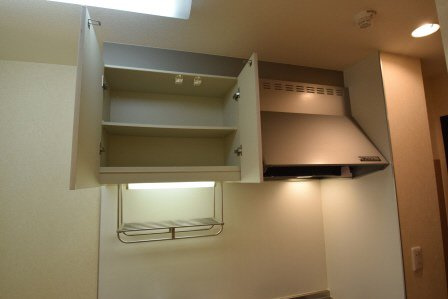 ルミエール二子のキッチン|キッチン上に収納あります
