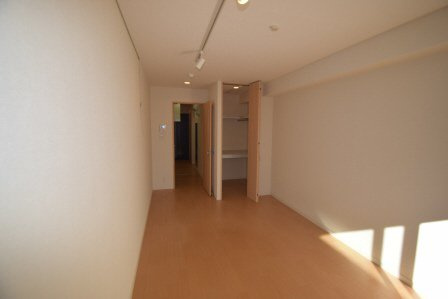 ルミエール二子の居間・リビング|洋室8帖あって広いです！