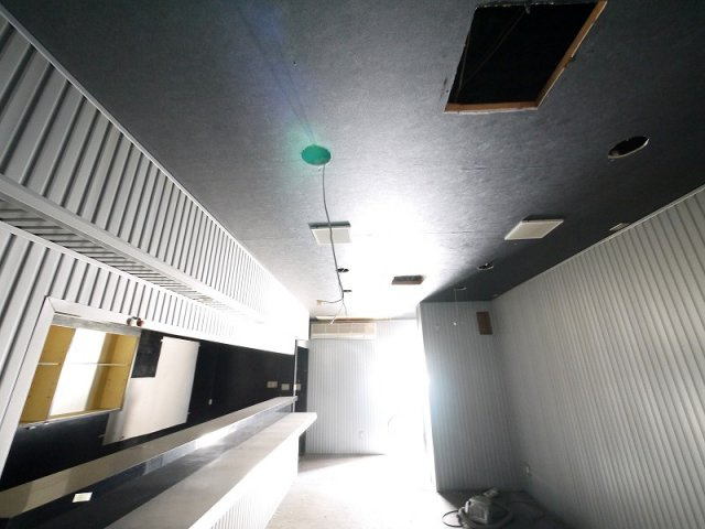 大安寺西荒井店舗の内装