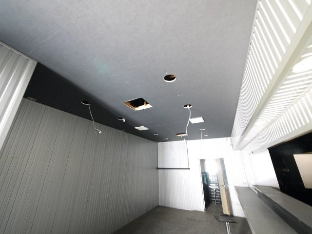 大安寺西荒井店舗の内装