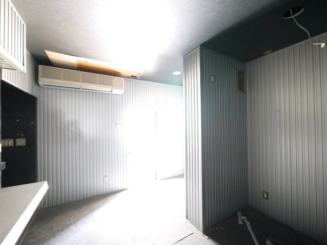 大安寺西荒井店舗の内装