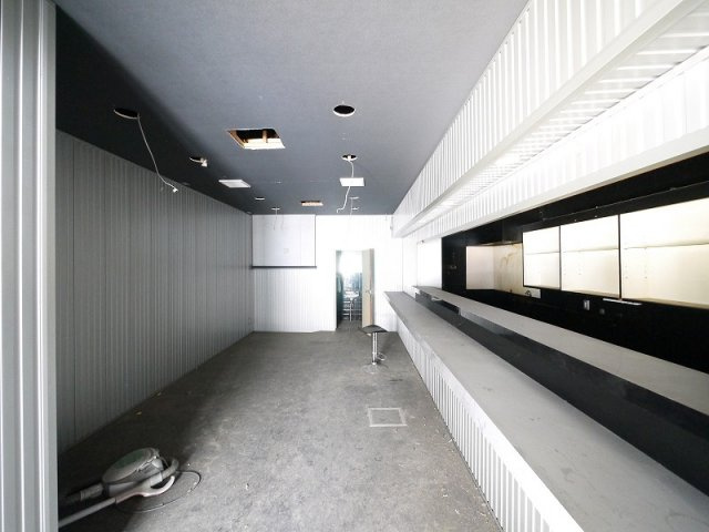 大安寺西荒井店舗の内装