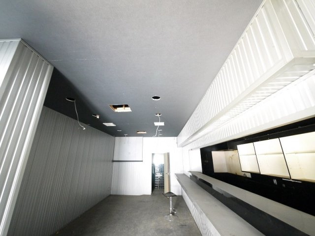 大安寺西荒井店舗の内装