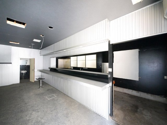 大安寺西荒井店舗の内装